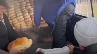 Життя в Маріуполі сьогодні виглядає саме так. А було раніше гарне місто...