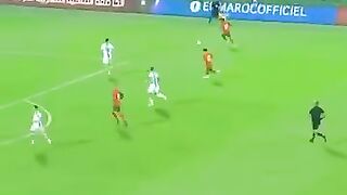 عبد الرازق حمد الله يصطاد ضربه