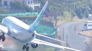 Boeing 737 pilots fighting crosswinds at Madeira!????