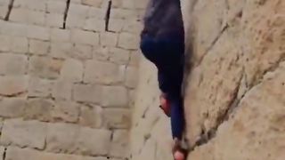 Man climbs ancient wall in 10 seconds