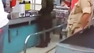 ضابط في الجيش المصري برتبة عالية يستغل أحد المجندين في تعبئة مشترياته