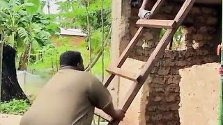 The broken ladder is very funny - very funny situations - funny clips - very funny videos - tears of comedy (1)