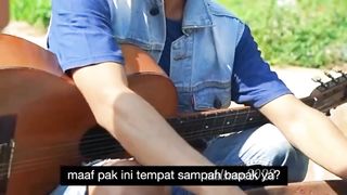 Bapak ini rela makan ditempat sampah!