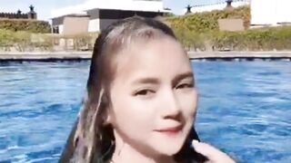 Berenang Pakai Baju Seperti Ini, Si Cantik Asik Berenang
