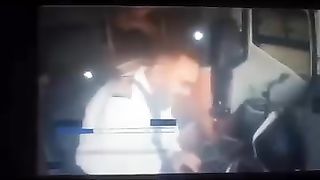 ڈرائیور کو اٹیک ہونے کے بعد سب سواریوں کی جان بچانے والا شخص