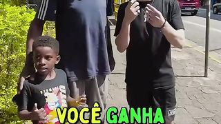 Ajudando pessoas na rua