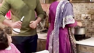 Bandaa Bahut Taiz Niklaa Larki ko
