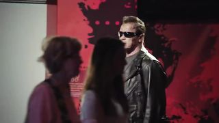 Arnold Schwarzenegger pretended to be a wax replica at Madame Tussauds and walked the streets 3:06