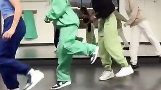 Roxanne dance tiktok avec ses élèves 2