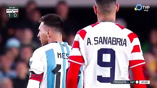 ESCUPIERON A LEONEL MESSI