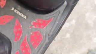 When I woke up the cat that was sleeping at the foot of my bike, it got scared and left like a cartoon.