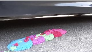 Esmagando coisas crocantes e macias de carro! CARRO EXPERIMENTAL VS M&M