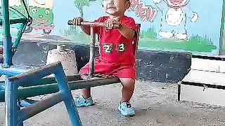 elza story - bermain di taman bermain kecil