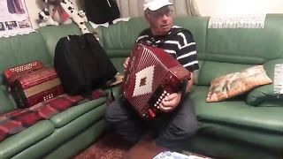 O senhor Monteiro a tocar na sua concertina.