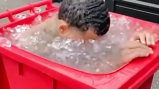 Cette Personne Reste Dans Une Poubelle Remplit De Glaçons
