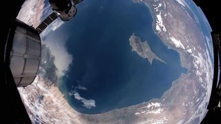 "Orbiting Beauty: ISS Expedition 42 Time-Lapse Reveals Earth's Splendor" Nasa