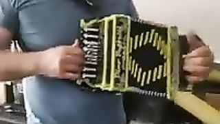 Um bom tocador não precisa de uma grande concertina para tocar.