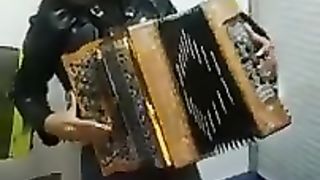 Rapariga a dar espetáculo com a sua concertina.