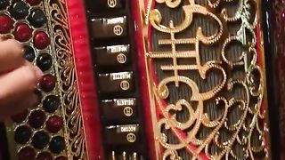 Vejam como se toca numa concertina de mudanças.