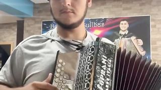 Vejam este grande tocador de concertina_ Bryan de Luílhas.