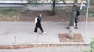Священник идёт с прихожанкой