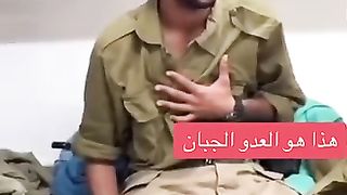 جندي اسرائيلي أسير يتوسل