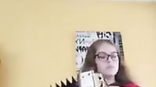 Admirem esta rapariga como toca bem concertina.