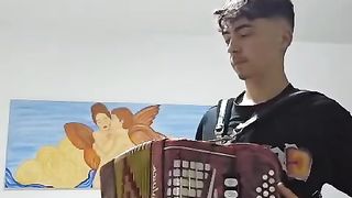 Concertina Hohner a ser tocada por este jovem..