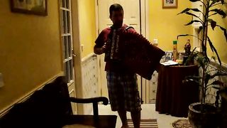 Carlos Almeida a tocar na sua concertina.