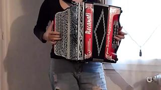 Rapariga a tocar un VIRA muito bem tocado.