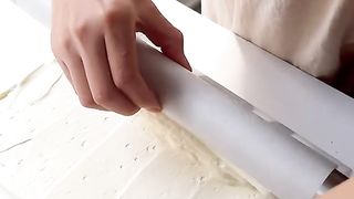 How to roll a cake