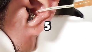 Regarder ce qu’il ce cache dans son oreille ????