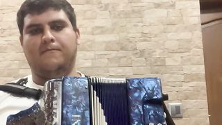 Vejam como o Bryan de Luílhas toca na baixaria da concertina.