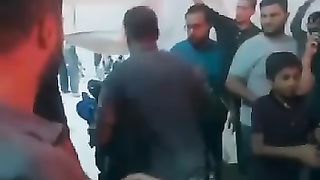 غزہ میں ایک باپ اپنے بچوں کے ٹکڑے شاپروں  میں اٹھائے ہوئے چیخ رہا ہے ????