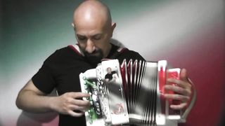 See how this Italian plays the accordion...