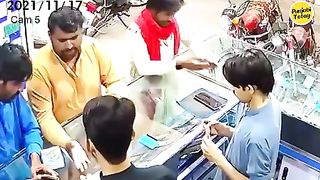 Larka mobile shop sy viveo mobile le kr bhag gya