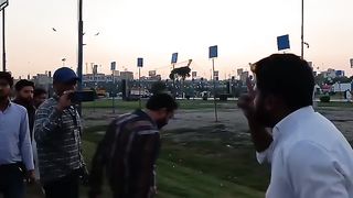 نون لیگیوں نے رپورٹر اور کیمرہ مین کو گھوسے مکے اور تھپڑوں کے بعد خوب گھسیٹا۔