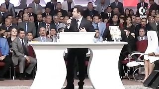 Pastor critica comportamento dos fiéis durante o culto.