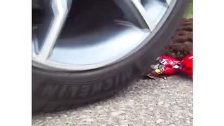 Esmagando coisas crocantes e macias de carro!