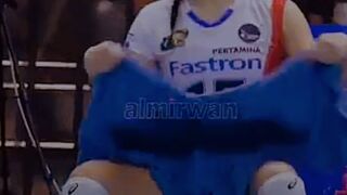 Yolla kepanasan saat di lapangan, siapa yqng mau ngipasin