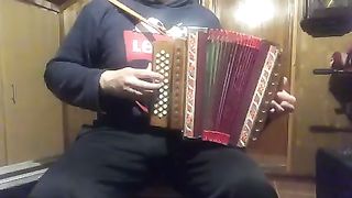 Another great concertina player, appreciate how well he focuses.