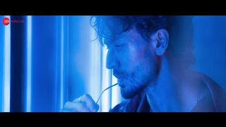 Sara_Zamana_-_Ganapath___Tiger_Shroff,_Elli_AvrRam__Benny_Dayal,_Prakriti_Kakar,_White_Noise_Studios(1080p).
