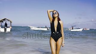 Cewek cantik  jalan di pantai