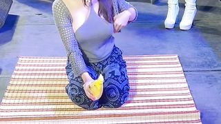 Cewek cantik menari di atas panggung