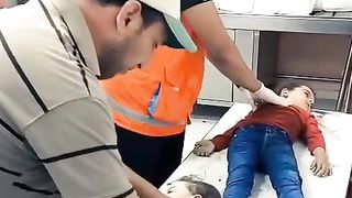 *غزہ میں بمباری سے بازیاب ہونے والے بچوں کو زندہ کرنے کی کوششوں کو دیکھیں????*