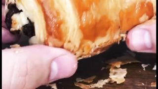 Faire tes pains aux chocolats à la maison avec 3 ingrédients!!