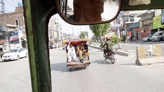 rikshaw main phass gya