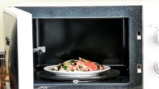 Clean Microwave with Lemon and Water