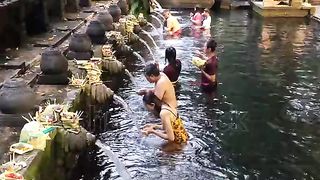 Mandi air suci