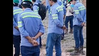 Lagi upacara malah main pijat-pijatan
